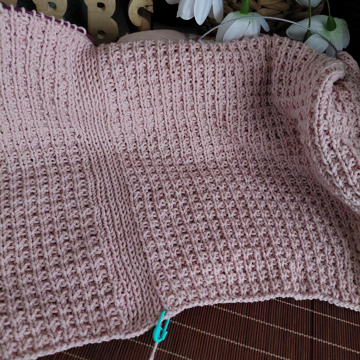 Оформление бока джемпера.