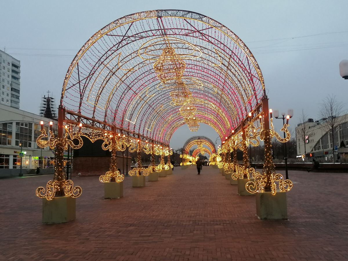 Световой тоннель возле метро Сокольники. 26 декабря 2024 года.
