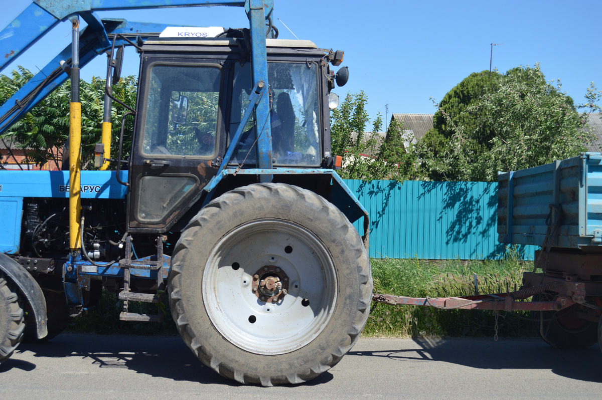 Фото автора. Лето 2024. Станица. МТЗ с прицепом.