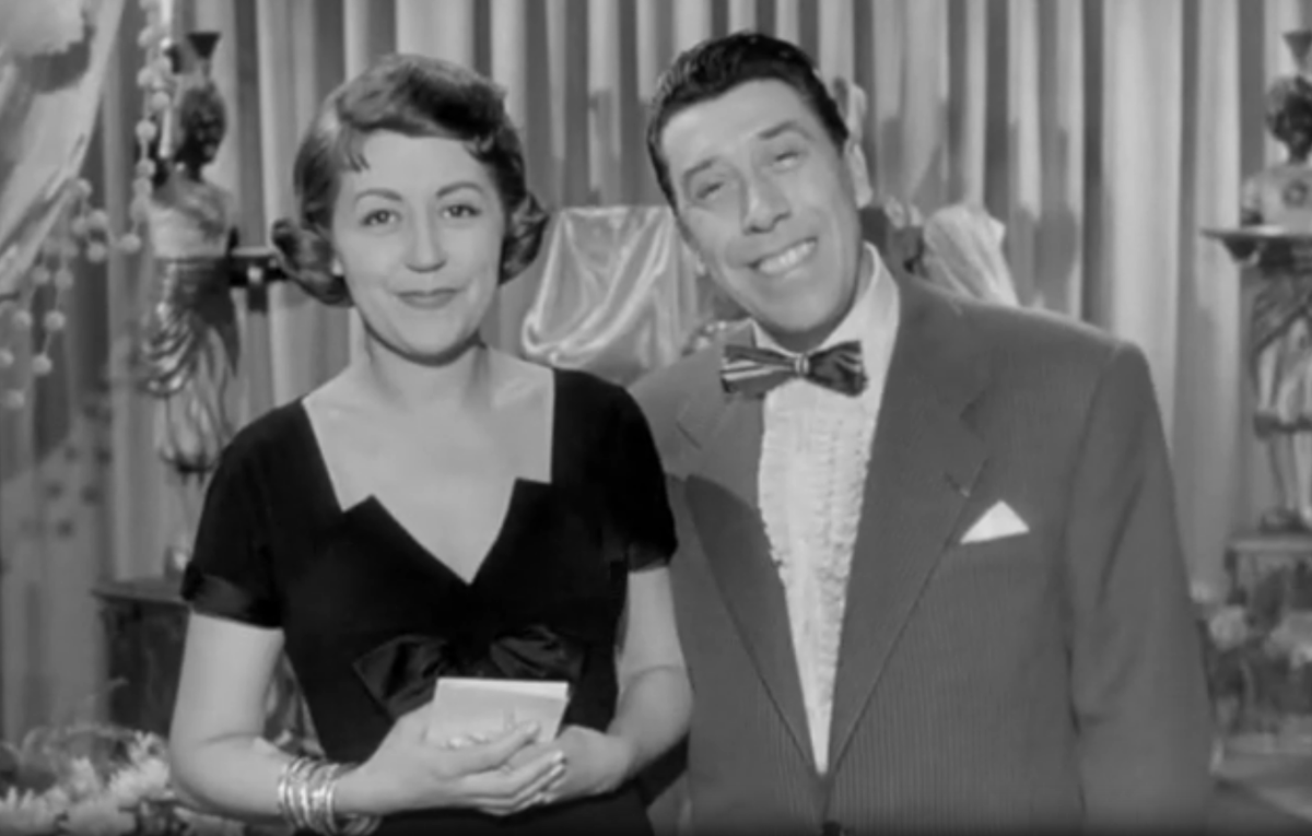 Фернандель и Сюзи Делер сыграли Фернана и Адриену Вейнар в костюмах от Пьера Кардена в комедии "Дамский портной"