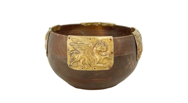 Пластины с грифонами на чаще - это реконстракция. Во время раскопок Бердянского кургана было обнаружено три захоронения, разграбленные ещё в древности. 