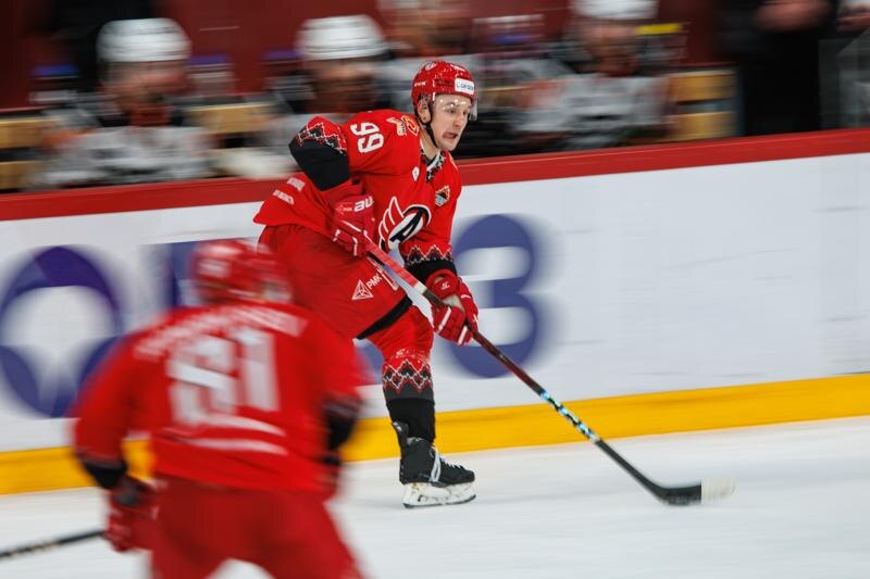    Фото: пресс-служба ХК «Автомобилист» / Новобранец «Автомобилиста» Никита Шашков проводит первый матч на домашней арене