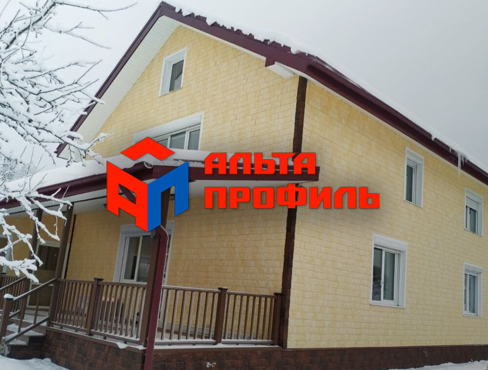 
Зима снова подкралась внезапно. А столько еще нужно было успеть сделать! Как теперь быть? Законсервировать дом до весны? Не обязательно! Фасад можно обшить даже зимой. В чем секрет? Секрета нет – давайте разбираться.

В отделке дома использованы фасадные панели Альта-Профиль