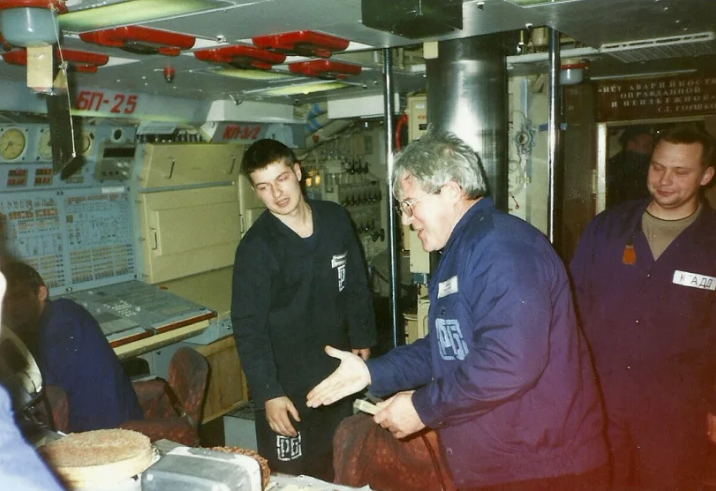 Экипаж внутри подводной лодки К-986 "Омск". Центральный пост АПЛ 949