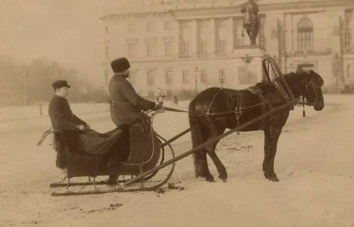 Полулихач - вчерашний ванька, но который уже получил своë место на бирже заказов, номерок и привëл в порядок лошадь с телегой. Ну то есть получил лицензию, жëлтые номера и прошëл техосмотр, если по-современному 😀