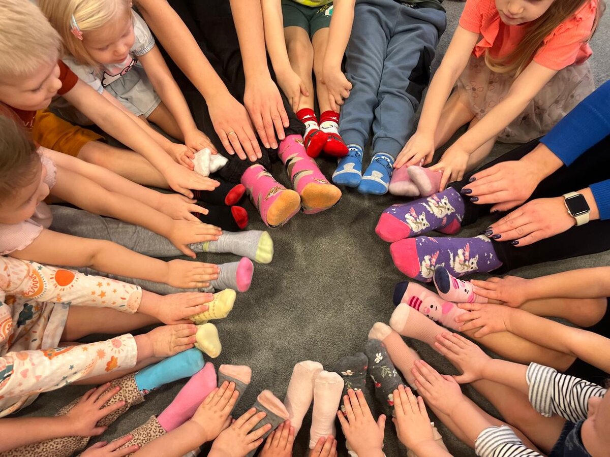 пятница цветных носочков в саду