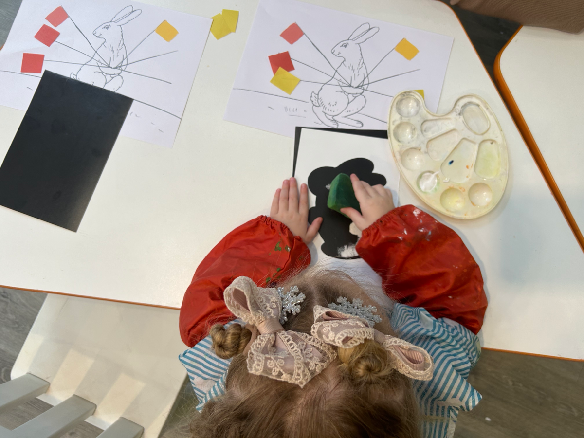 Дочка на развивашке замещает брата