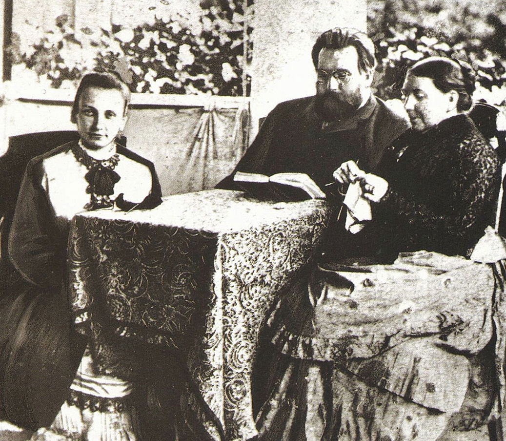 Князь Лев Сергеевич Голицын был представителем одного из древнейших аристократических родов Европы, который вел свое начало от великого князя литовского Гедимина (1275 — 1341 гг.). В одном из источников упоминается, что Голицын однажды сказал Николаю II: «Конечно, Ваше Величество, хотя род наш древнее, но ведь это не мои, а Ваши предки стали российскими государями». Это говорит о том, что род Голицыных был древнее рода Романовых, но не имел прямого родства с царской семьей. Таким образом, князь Лев Голицын не был родственником царю, но его род был более древним, чем род Романовых.