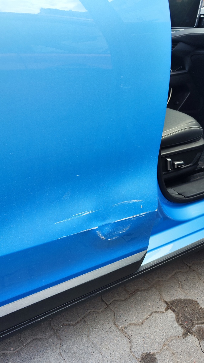 К счастью, белые полосы - это шпатлёвка с машины виновника