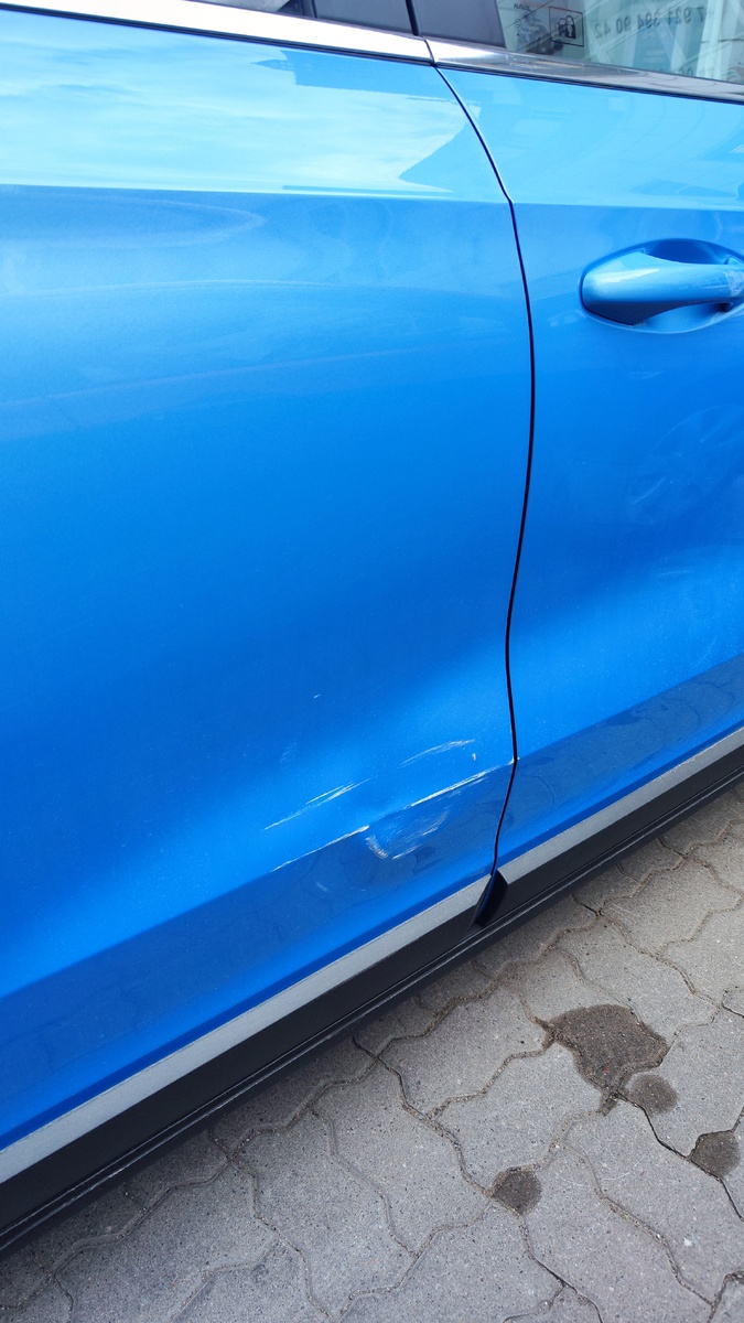 Очень неудачное место удара прямо в ребро и декоративный изгиб двери