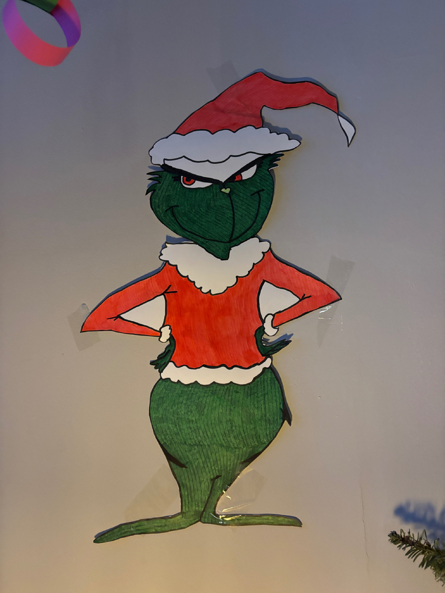 Фото автора. Такое ощущение, что внутри живет Гринч, который подзуживает: нечего тут расслабляться, напридумывали праздников, делом займись ))) 