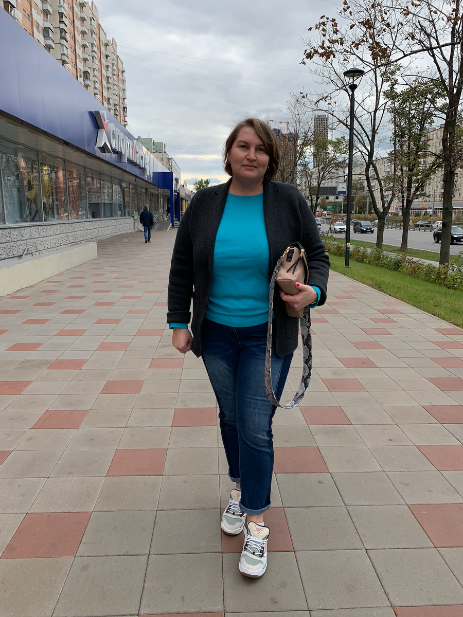 Те самые джинсы. Они скроены так, что ноги в них кажутся очень стройными.