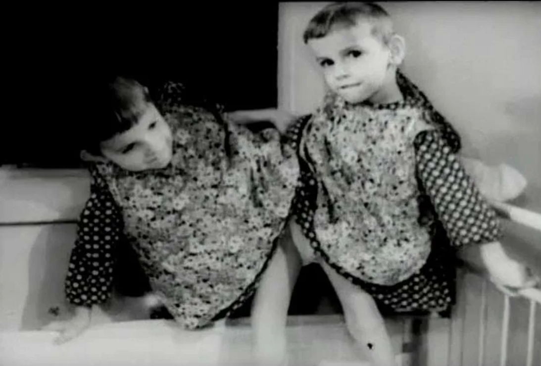 Маша и Даша в возрасте 4 лет