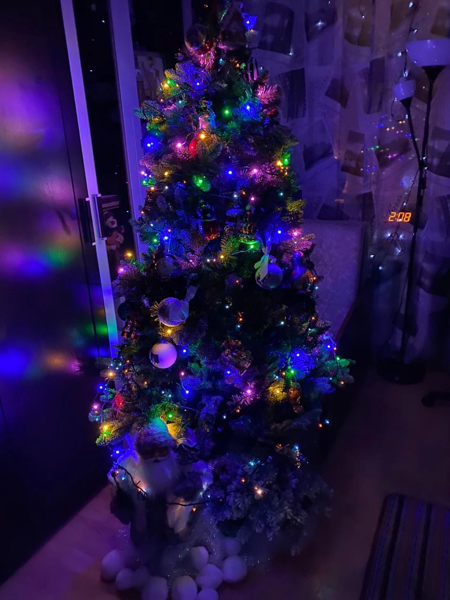 Не успеваю насладиться этими моментами, когда все блестит и сверкает, поэтому елочку нарядили и украсили комнату еще с середины ноября. 