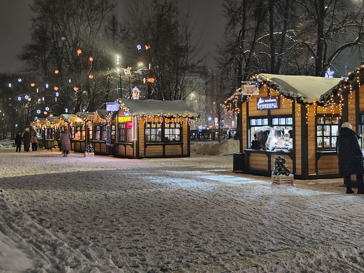 Ярмарочные домики на площади Горького. Источник: фото автора