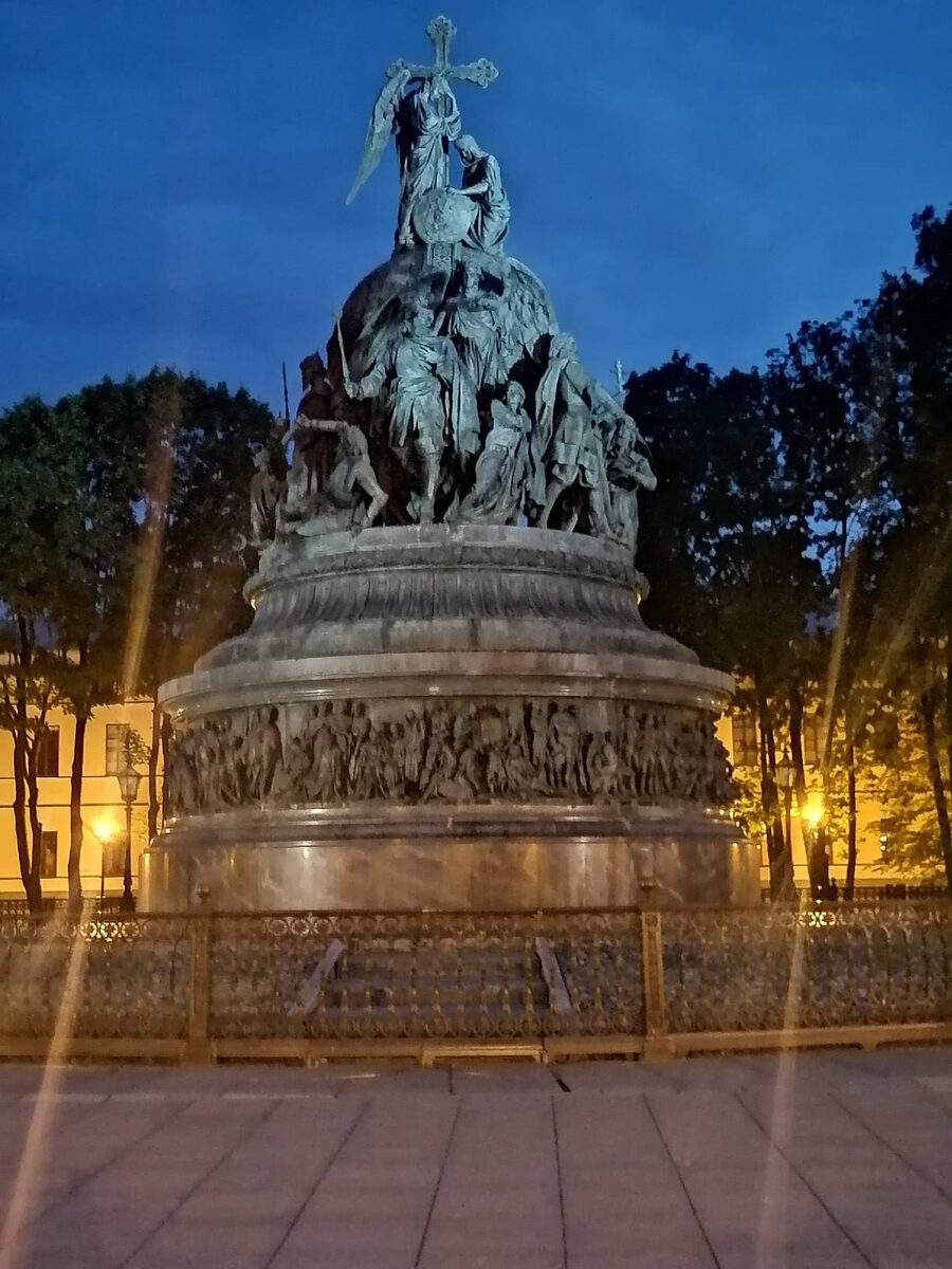 Памятник 1000 лет России.