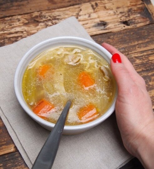 Как улучшить куриный бульон: 3 неявных тонкости от шеф-поваров - и крепкий, душистый, янтарный. И мясо мягкое, нежное: век живи, век учись