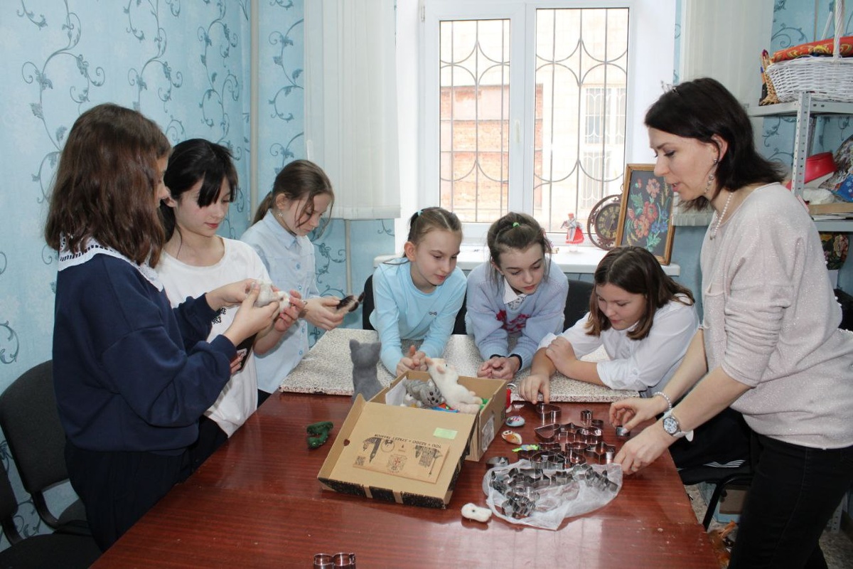 Ещё фотографии с открытия выставки "Новогодняя феерия", где я проводила мастер-класс по валянию.
Также на выставке представлены мои малыши гномики из шерсти и новогодние шарики на ёлке 🎄🎄🎄