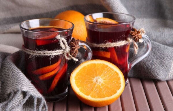 Проведите вечер в прекрасной компании: вы и горячий... глинтвейн из красного вина с апельсиновым соком и кардамоном