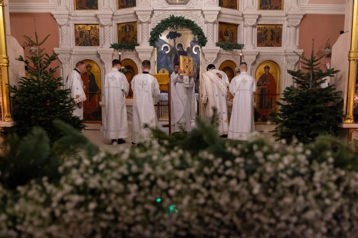    Троицкий собор. Служитель церкви выносит икону из алтаря во время Рождественской службы. Фото: Фотобанк Лори