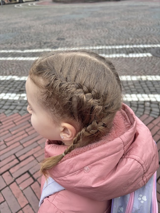 Хвасталась подружкам, что руки еще помнят как плести колоски