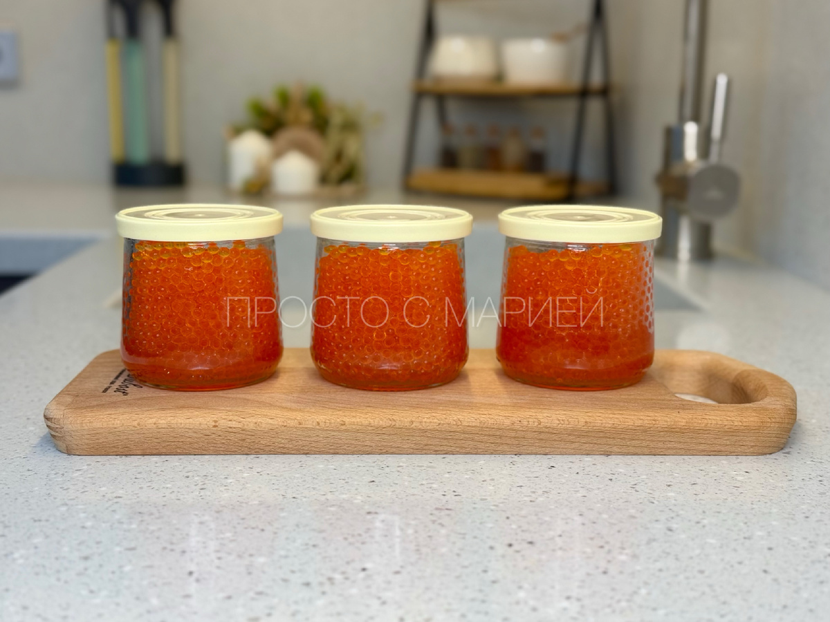 Икра собственного посола. Это нам так повезло купить карельскую форель общим весом 3,3 кг. Внутри оказалось 330 г икры, представляете? Сразу напишу про баночки, вдруг кому-то интересно будет… Они из под коломенских йогуртов. Крышки покупала отдельно на WB. 