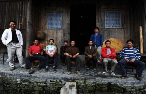 Фото из деревни холостяков, есть даже модники!