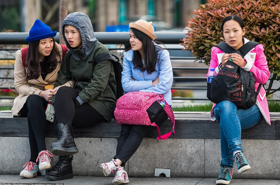 Потому что на 10 девчонок... нет парней, в деревне они все