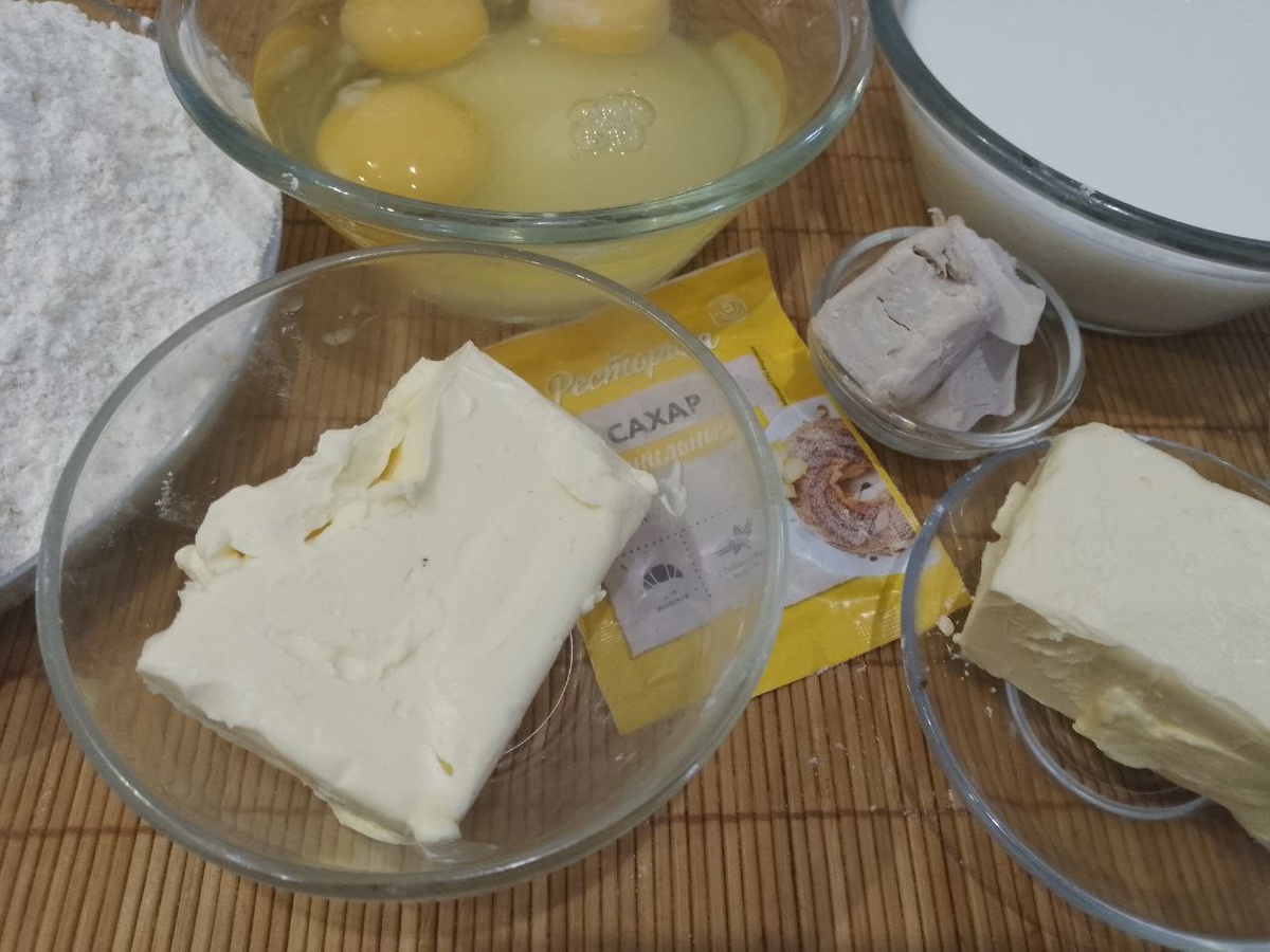 Ингредиенты для приготовления булочек из слоеного теста