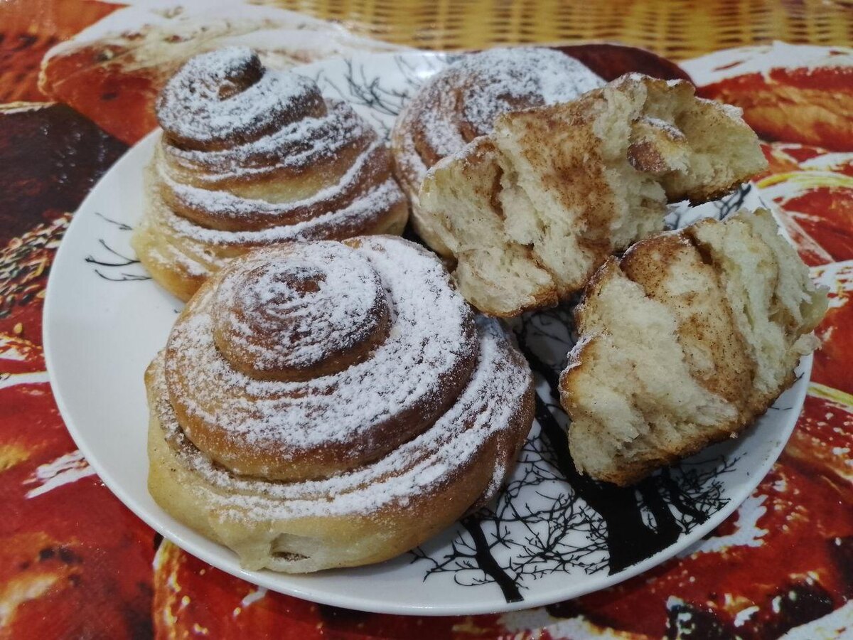 Булочки с изюмом и корицей из слоеного дрожжевоо теста