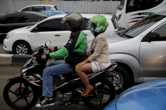 Даже деловые дамочки берут такое такси