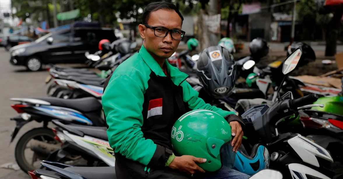 Зеленый шлем - униформа официального мото такси