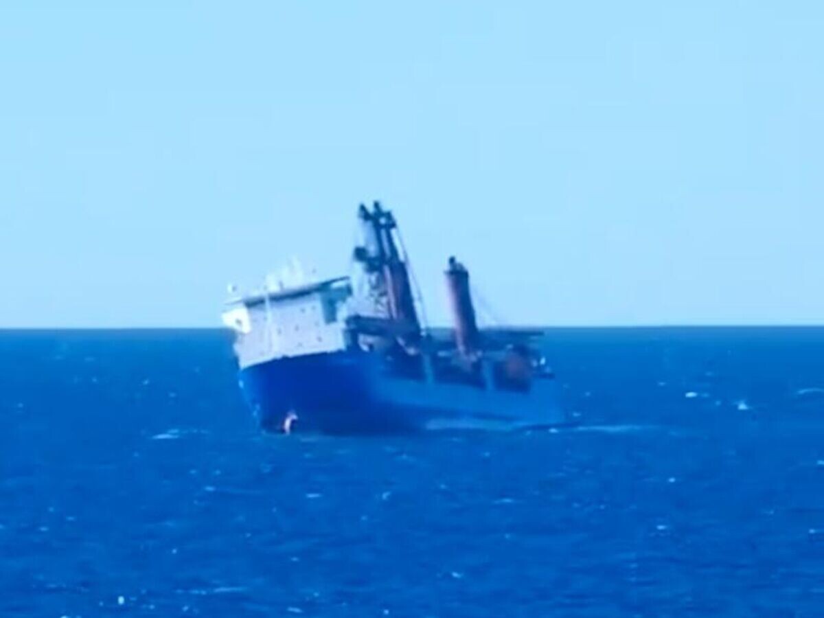    Момент крушения российского судна Ursa Major. Кадр видео очевидца