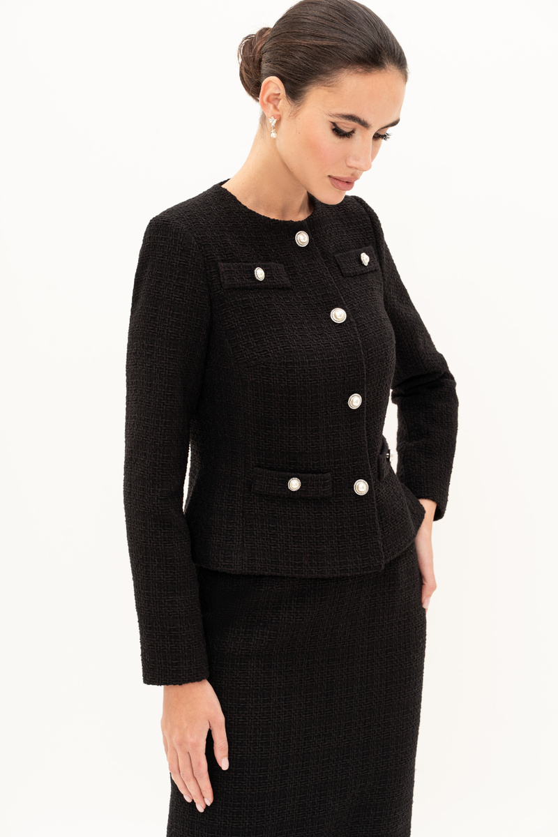 Твидовый костюм с юбкой от бренда URS — это воплощение элегантности и сдержанной роскоши. 