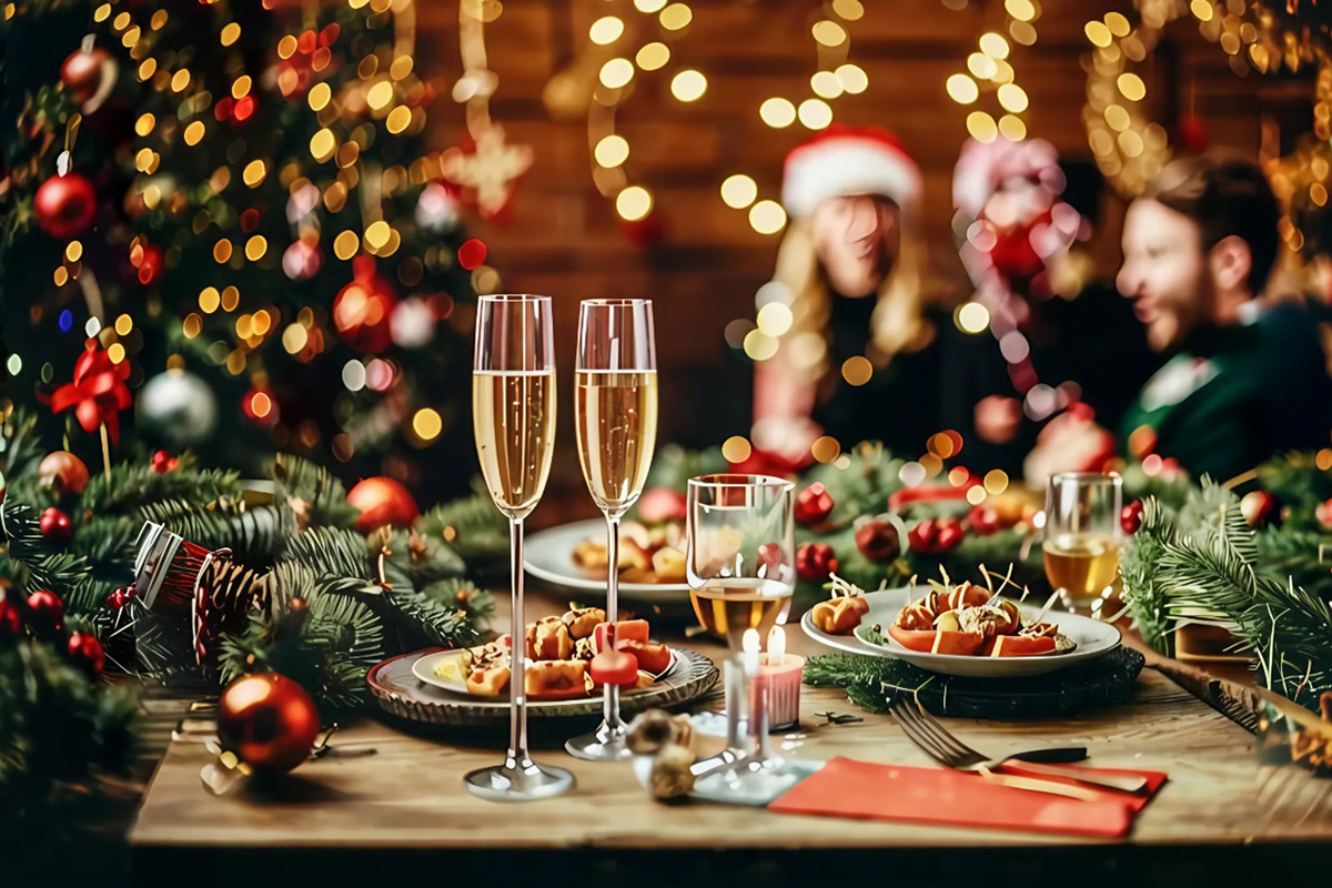 Какими блюдами накрыть новогодний стол в 2025 году.  Фото: Изображение сгенерировано нейросетью Kandinsky 3.1