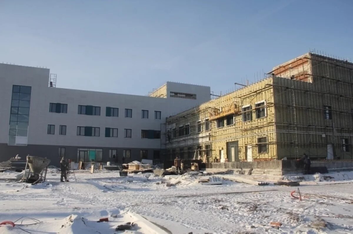    В Алейске с опережением завершается строительство поликлиники