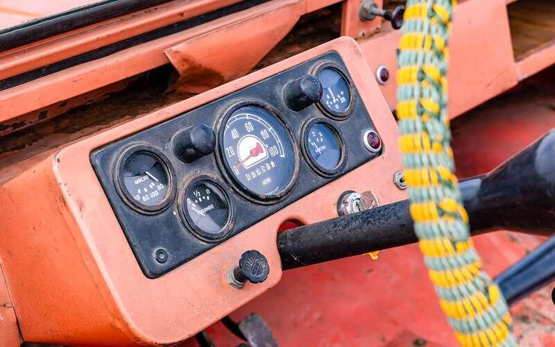    Набор приборов – полноценный, но подсветка – наружная.