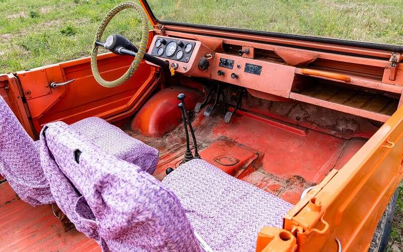    Интерьер сельского внедорожника – яркий пример спартанской ­стилистики.