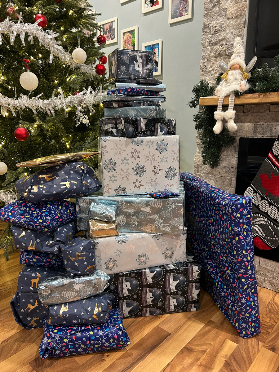 Подарков много. У нас шесть детей, невестка и внучка