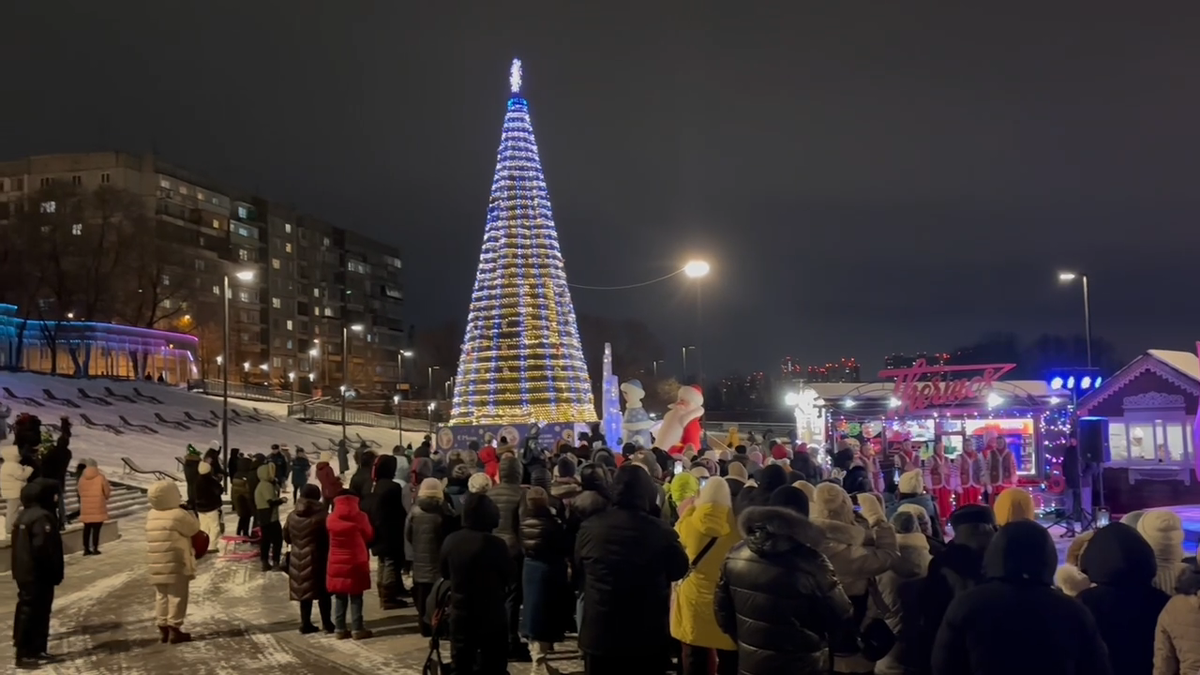     В Кировском районе Красноярска открыли ледовый городок