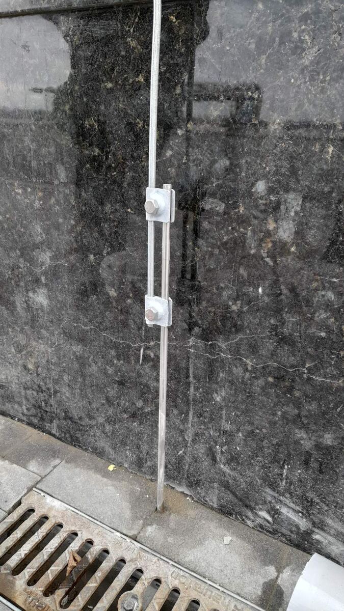 Рис.1 Соединение вывода заземляющего проводника диаметром 10 мм и токоотвода молниезащиты диаметром 8 мм