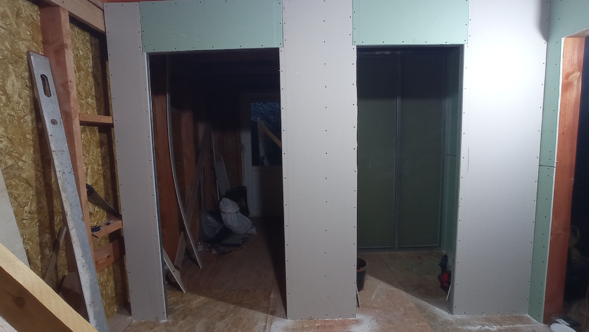 Слева выход из дома, справа вход в бойлерную