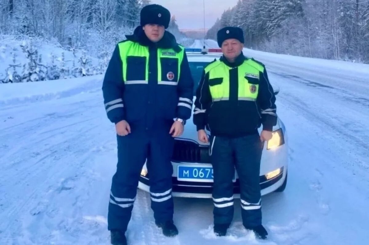    В Иркутской области сотрудники ДПС помогли девушке починить автомобиль