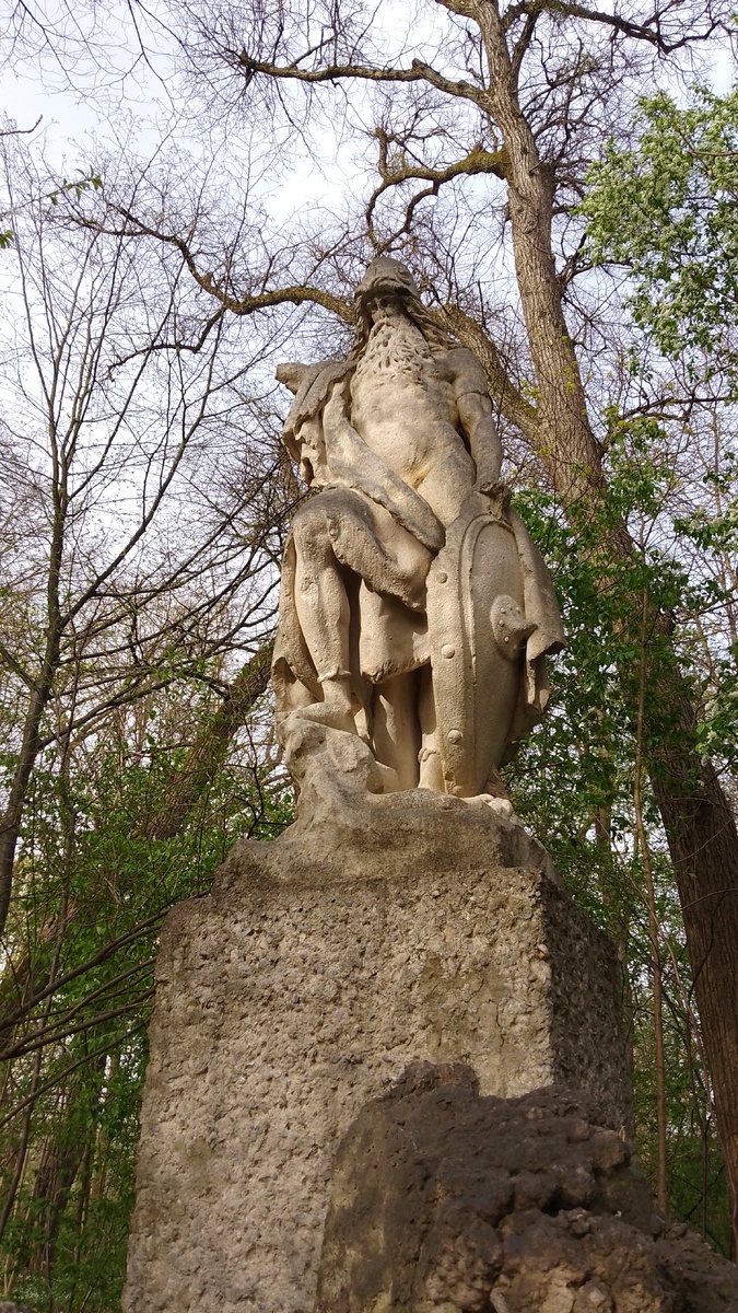 Статуя Одина в мюнхене.