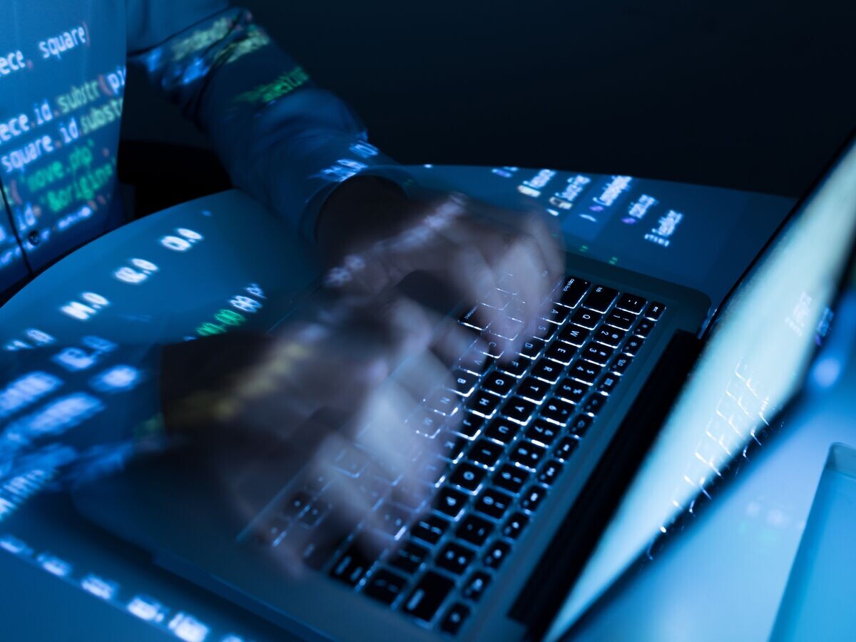    Мужчина работает на ноутбуке© Fotolia / DragonImages