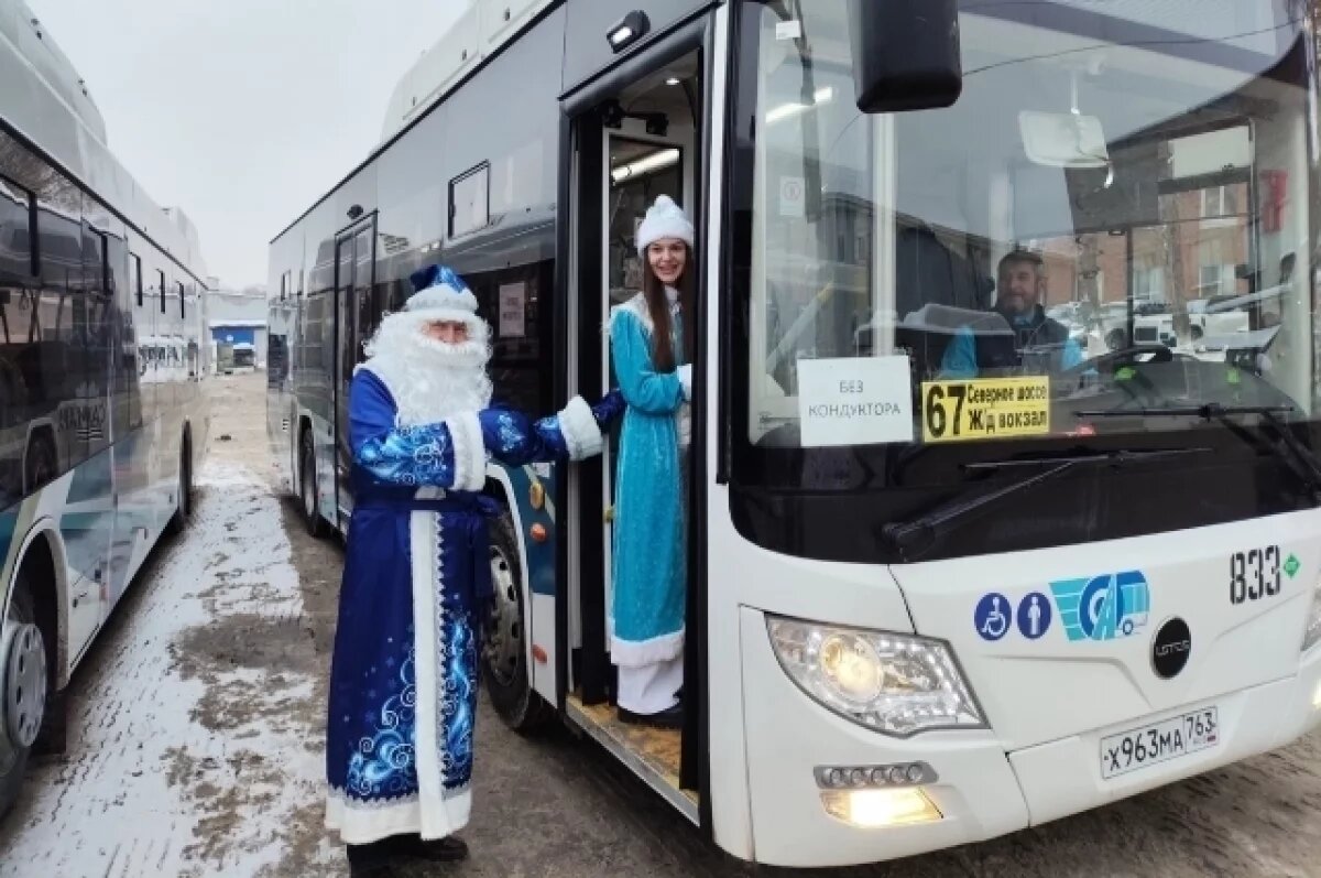    В Самаре на маршруте №67 заработал новогодний автобус