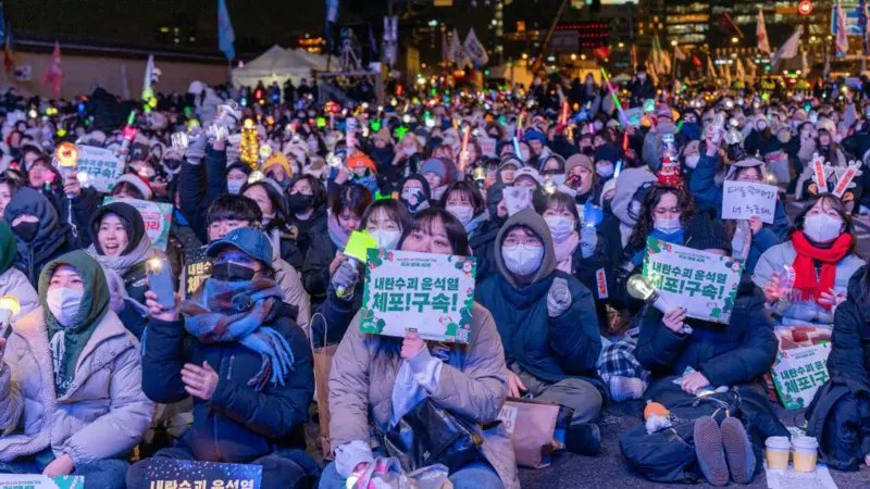 У здания Национально ассамблеи Южной Кореи регулярно проходят демонстрации в требованием отставки Юн Сук Ёля.