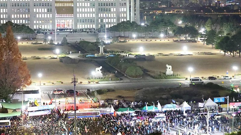 Военное положение в Южной Корее: что происходило около парламента и внутри него.