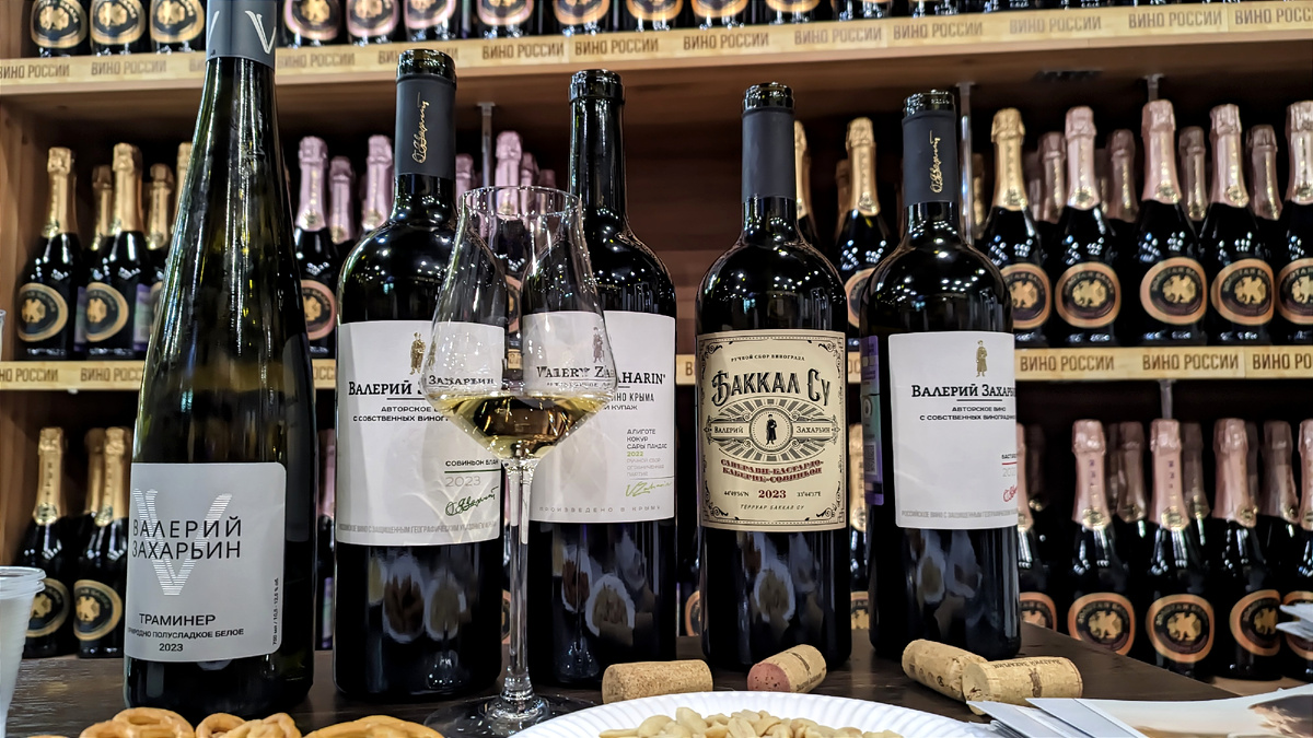 5 бутылок на дегустации. В бокале - Совиньон Блан авторское 2023.