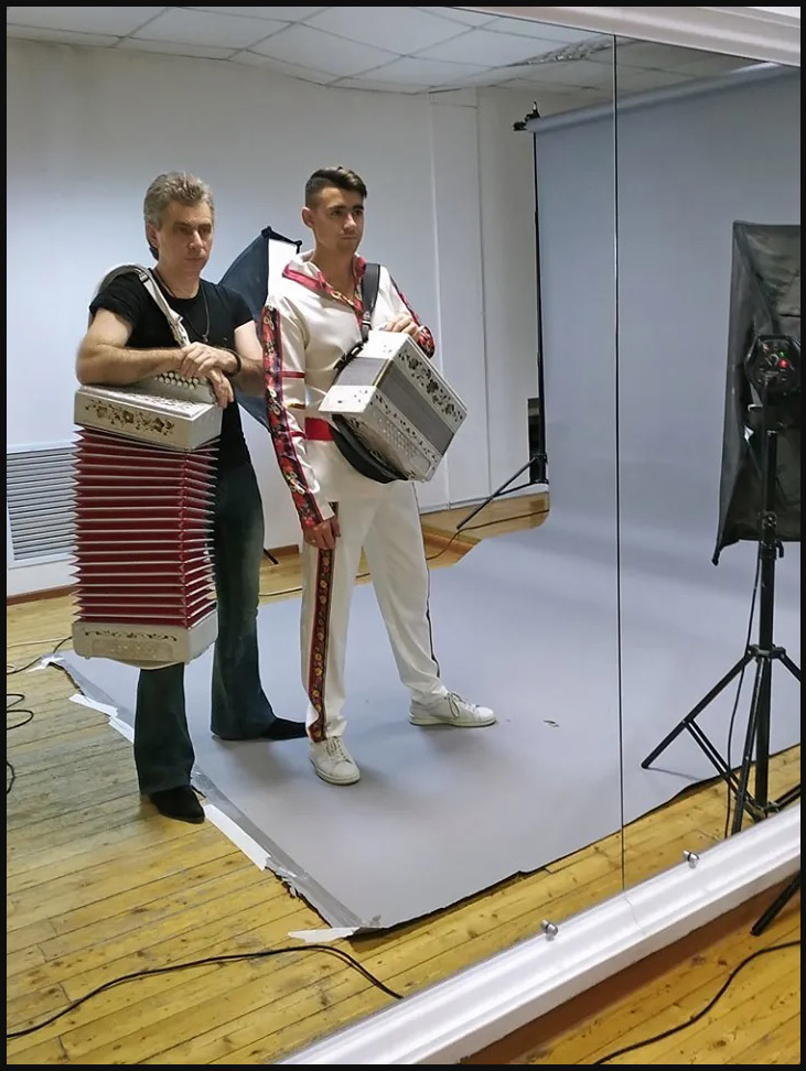 Мне, как фотографу в первую очередь нужно было почувствовать, инструмент в руках, чтобы уже в дальнейшем просить самого Дмитрия двигаться и позировать перед объективом фотокамеры.